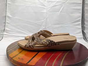 Crocs cheetah print sandals size Women 7